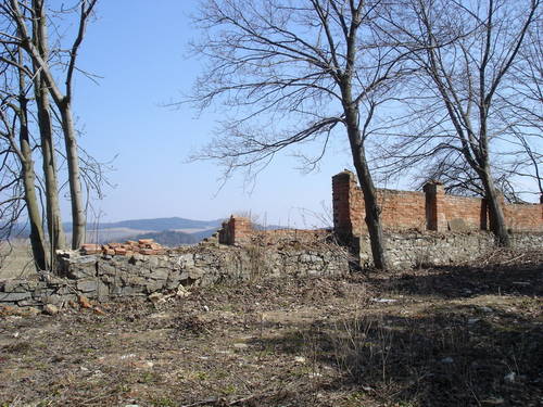 Tady někde bude hřiště, proto je potřeba rozebrat část původní zdi.