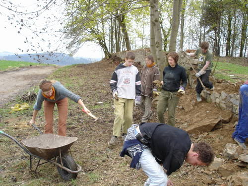 Jak brigádníků přibývalo, zeď se zmenšovala.