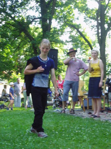 Průvodce zve na prohlídkové molo postupně všechny modelky a modely,