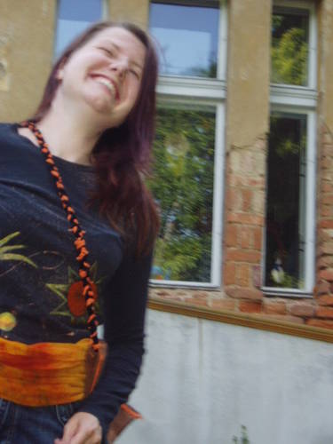 Adéla předvedla ručně malované tričko a pro fotografy se zatočila.