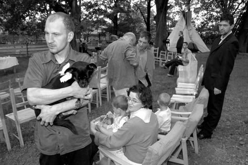 Na obřad netrpělivě čekají Patrik, Villík, Katka s Eliškou, Roman a Honza s Matýskem. A Mates