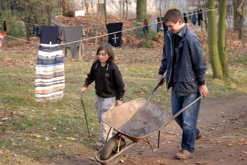 Jedno je kolečko u trakaře, aneb MEN AT WORK