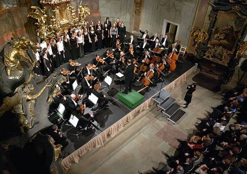 V druhé půli se přidala Filharmonie Hradec Králové