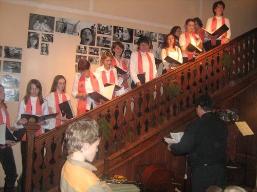 adventnímu programu souboru Domino a v druhé části i koledám