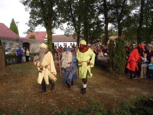 Slavnosti v Ražicích a vystoupení místního ochotnického souboru.