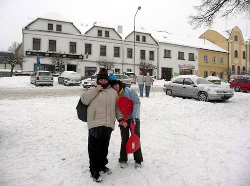 Na naměstí v Kašperkách.