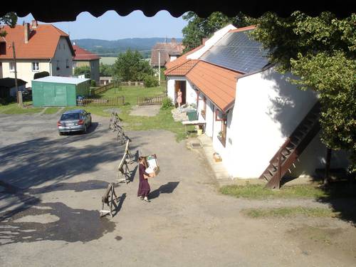 pohled shora na domečky a dílnu