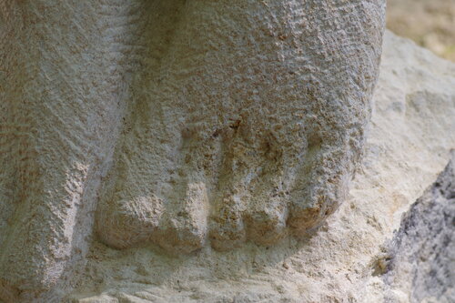 Detail nohou, které levitují